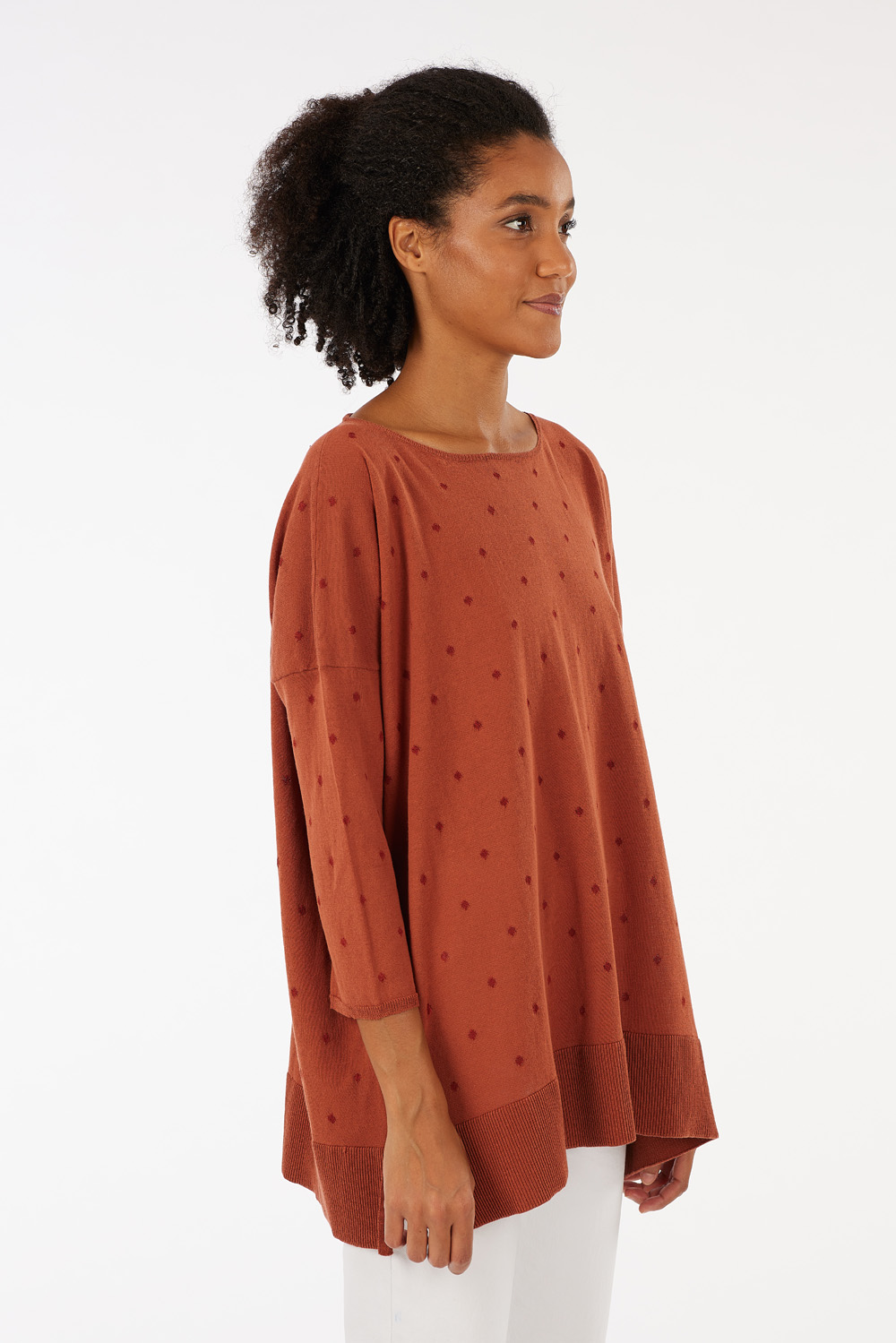 Boat neck sweater in 100% cotton with tone-on-tone shiny viscose polka dots