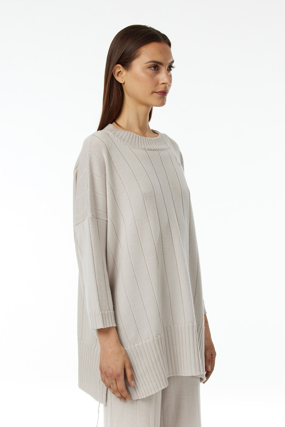 Crew neck sweater in 100% Extrafine Merino, long dropped sleeves, vertical rib knit