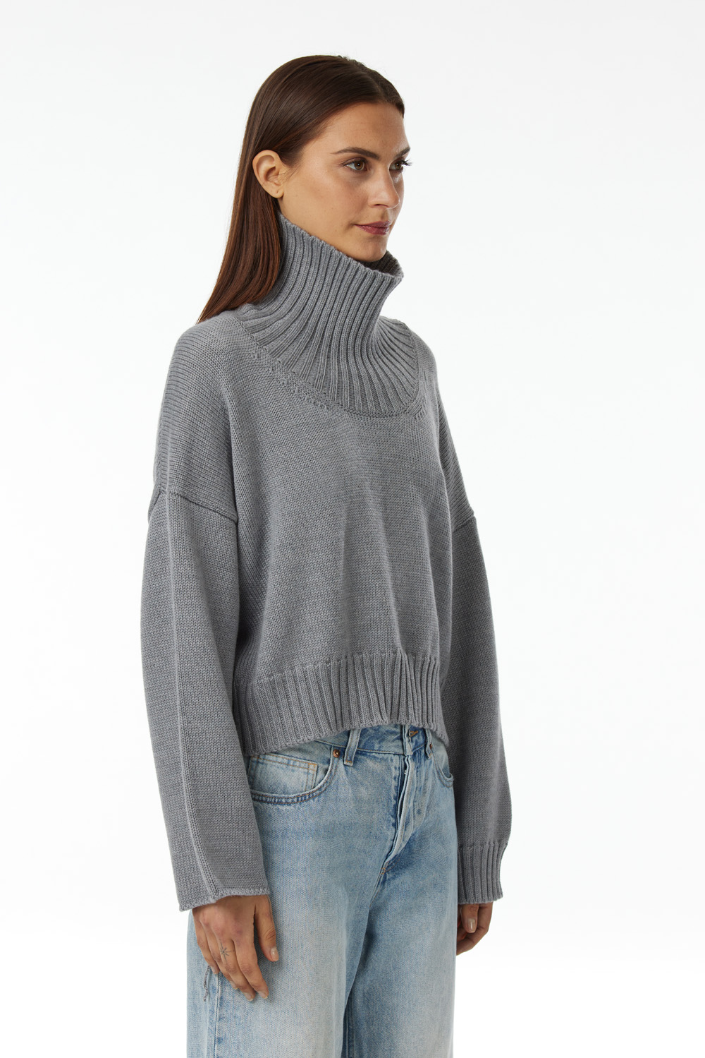 Cropped turtle neck sweater in 100% Extrafine Merino, dropped long sleeves