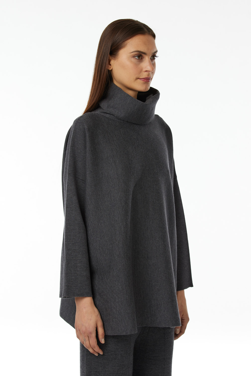 High-neck poncho in 100% Extrafine Merino, fabric stitch,