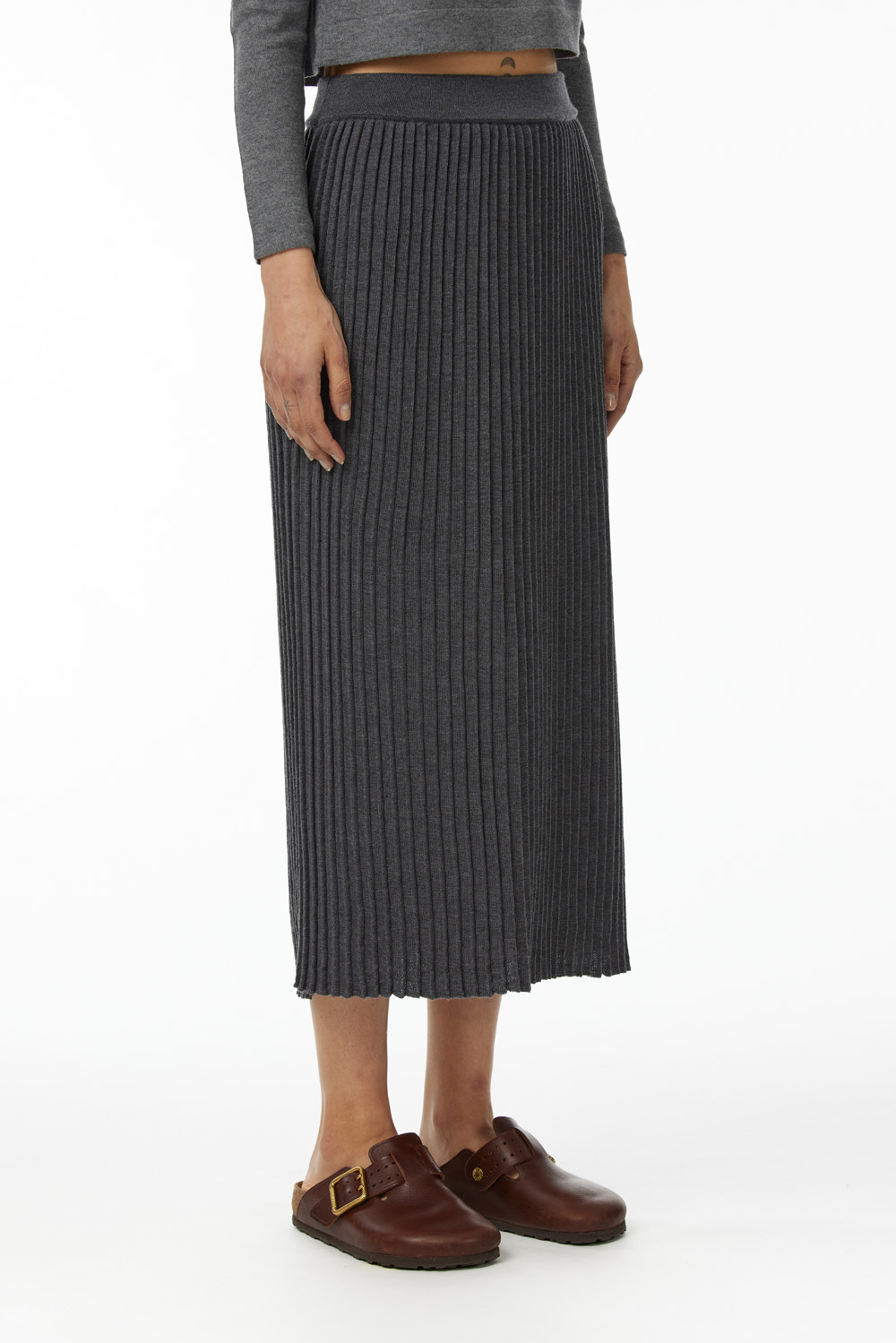 Pleated skirt in 100% Extrafine Merino with elastic band at waist