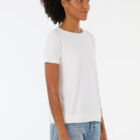 T-shirt in jersey di viscosa stretch girocollo, manica corta con bordino.