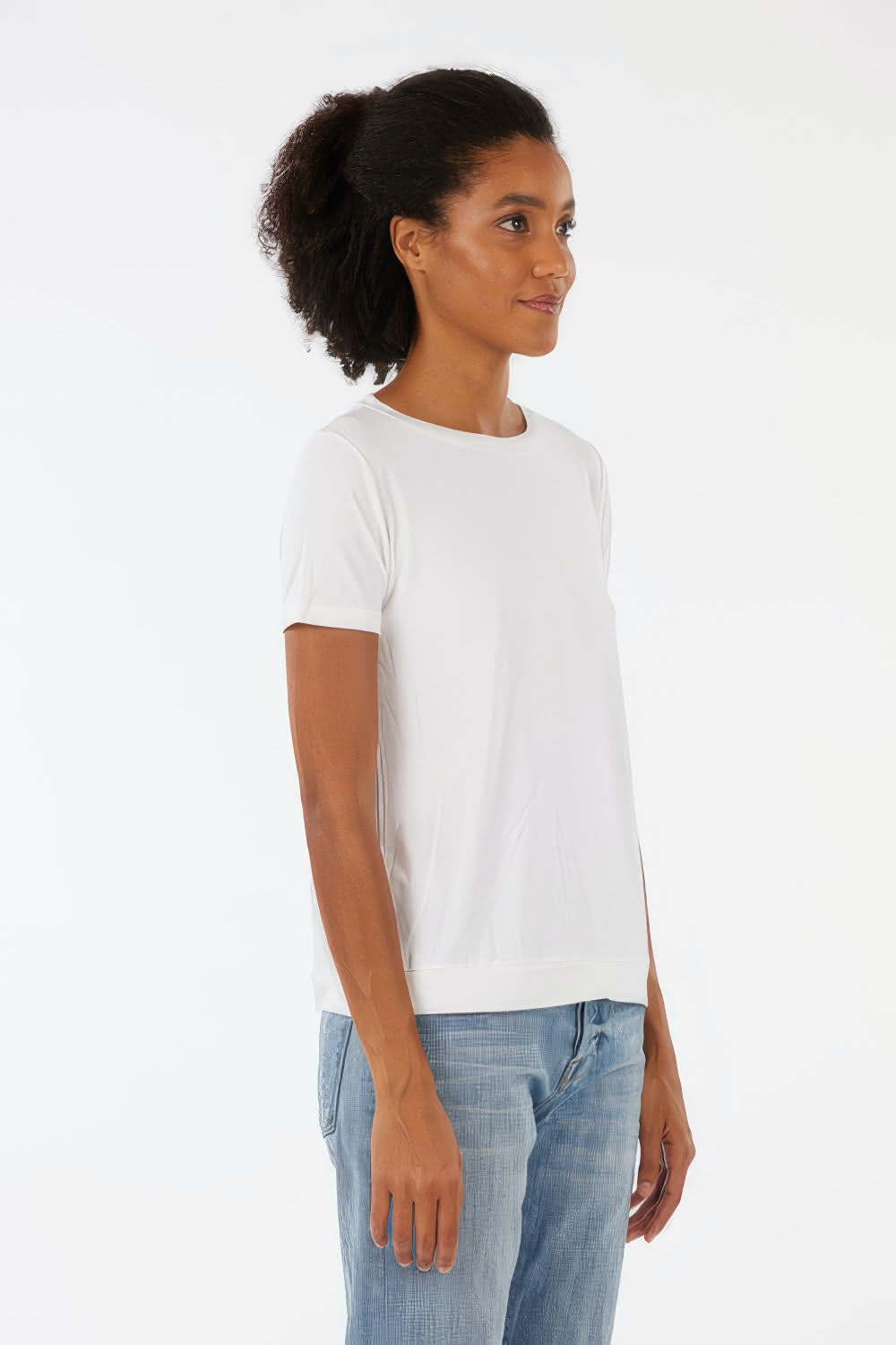 Viscose stretch crew neck t-shirt with short sleeves. Slim vestibility with border at neck, sleeves and bottom.