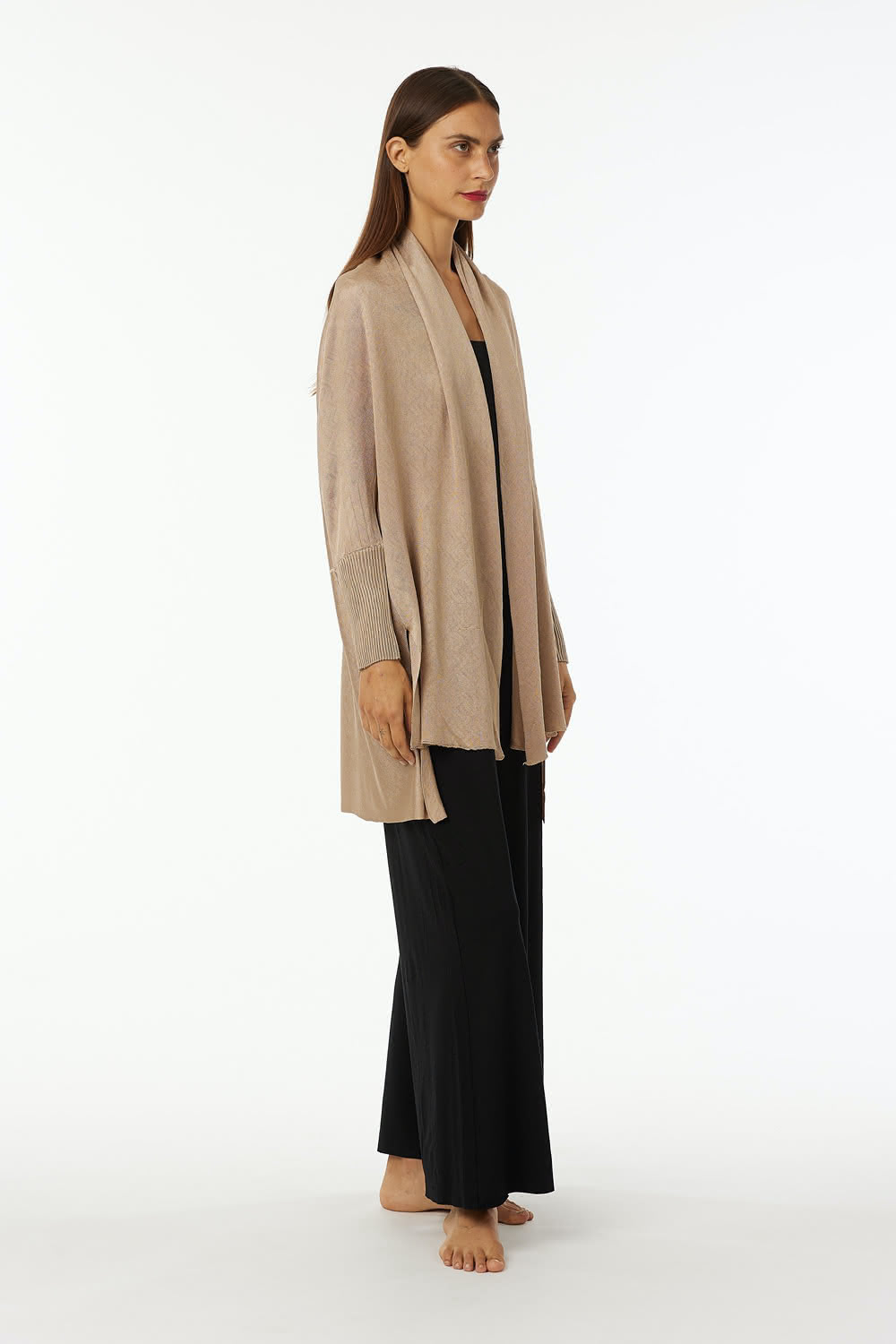 Kimono cape in 100% shiny viscose shawled collar, ribbed sleeve at cuff, lateral splits, slightly asymmetrical in the length. Oversize vestibility.