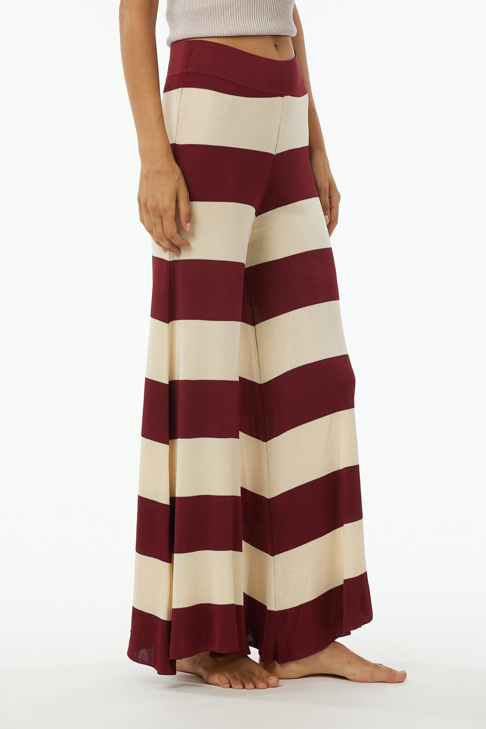 Shiny viscose striped large vestibility pants with elastic band at waist, wide at bottom.