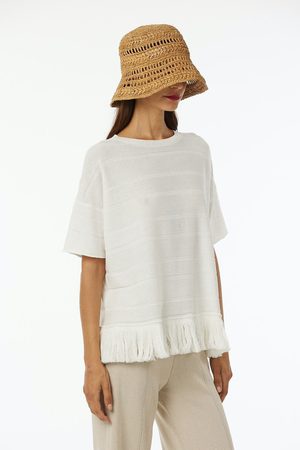 Crew neck sweater in 100% cotton flat horizontal rib, boxy vestibiity, fringes at bottom.