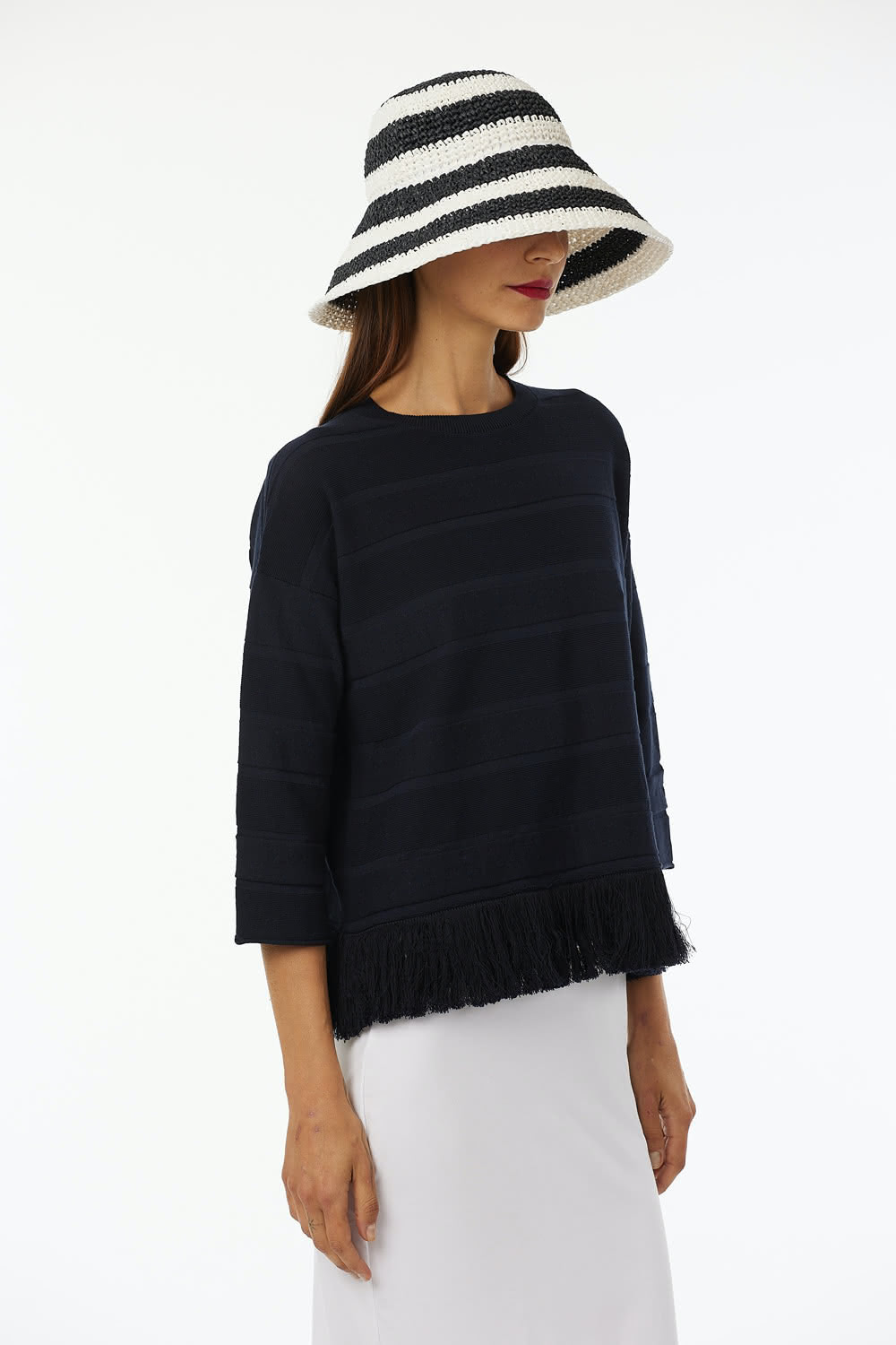 Crew neck sweater in 100% cotton, horizontal flat rib slim vestibility, cotton fringes at bottom.