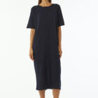 Boat neck straight longuette dress with big jabot in the back. Length over ankle, comfy vestibility.