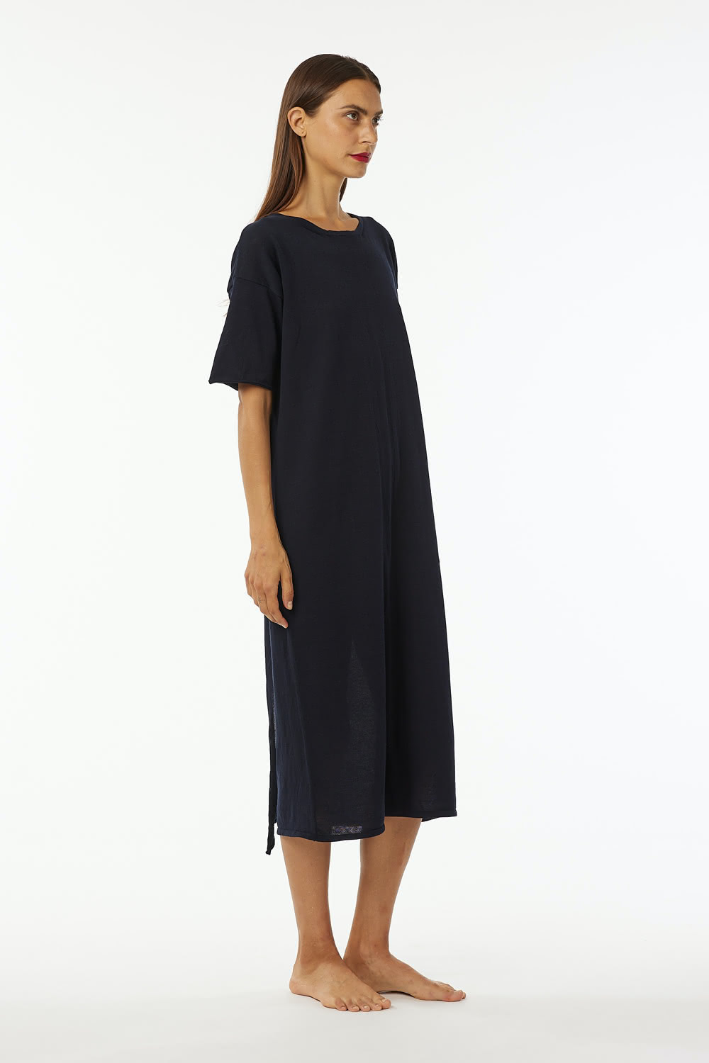 Boat neck straight longuette dress with big jabot in the back. Length over ankle, comfy vestibility.