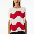 Oversized boat neck sweater with waves intarsia, sleeve at elbow, contrasted color fringes. Wide vestibility.