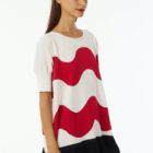 Oversized boat neck sweater with waves intarsia, sleeve at elbow, contrasted color fringes. Wide vestibility.