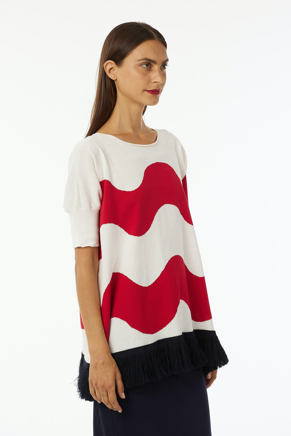 Oversized boat neck sweater with waves intarsia, sleeve at elbow, contrasted color fringes. Wide vestibility.