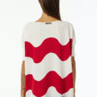 Oversized boat neck sweater with waves intarsia, sleeve at elbow, contrasted color fringes. Wide vestibility.