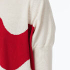 Oversized boat neck sweater with waves intarsia, sleeve at elbow, contrasted color fringes. Wide vestibility.