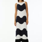 Boat neck sleeveless dress with waves intarsia, contrasted color fringes. Slim vestibility.