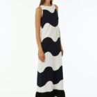 Boat neck sleeveless dress with waves intarsia, contrasted color fringes. Slim vestibility.