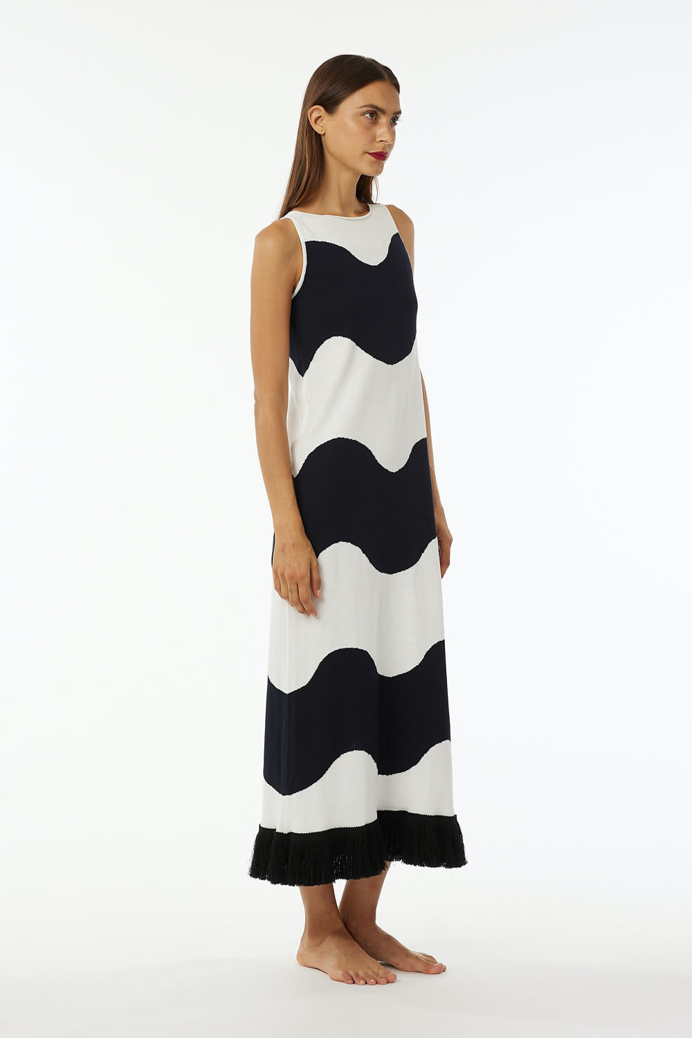 Boat neck sleeveless dress with waves intarsia, contrasted color fringes. Slim vestibility.