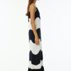 Boat neck sleeveless dress with waves intarsia, contrasted color fringes. Slim vestibility.