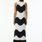 Boat neck sleeveless dress with waves intarsia, contrasted color fringes. Slim vestibility.