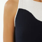 Boat neck sleeveless dress with waves intarsia, contrasted color fringes. Slim vestibility.