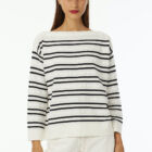 Boat neck sweater with 7/8 sleeves white background with contrasted color stripes, spongy yarn inserts. Regular vestibility.