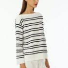 Boat neck sweater with 7/8 sleeves white background with contrasted color stripes, spongy yarn inserts. Regular vestibility.