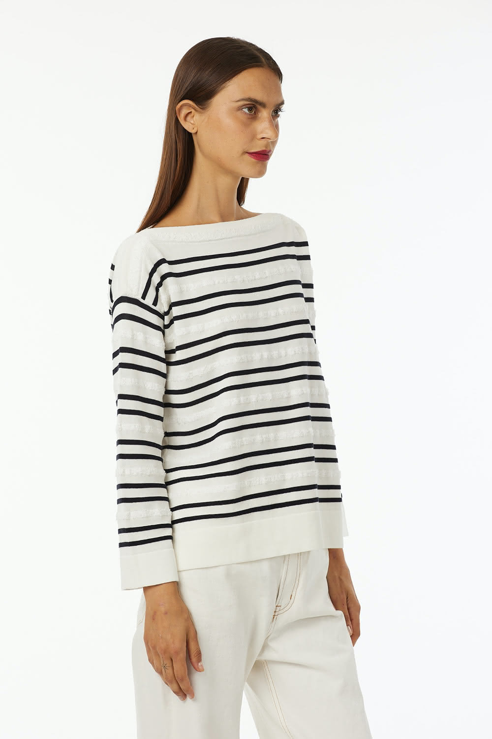 Boat neck sweater with 7/8 sleeves white background with contrasted color stripes, spongy yarn inserts. Regular vestibility.