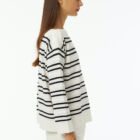 Boat neck sweater with 7/8 sleeves white background with contrasted color stripes, spongy yarn inserts. Regular vestibility.