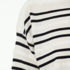 Boat neck sweater with 7/8 sleeves white background with contrasted color stripes, spongy yarn inserts. Regular vestibility.