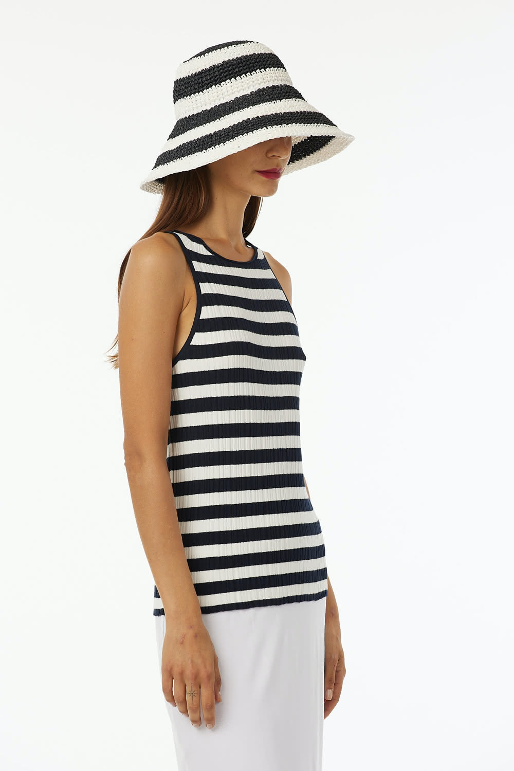 American neckline tank top in ribbed and striped stretch viscose. Quite fitted vestibility.