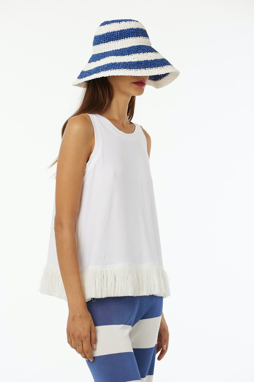 Crew neck tank top in stretch viscose jersey with 100% cotton fringes. Regular vestibility.