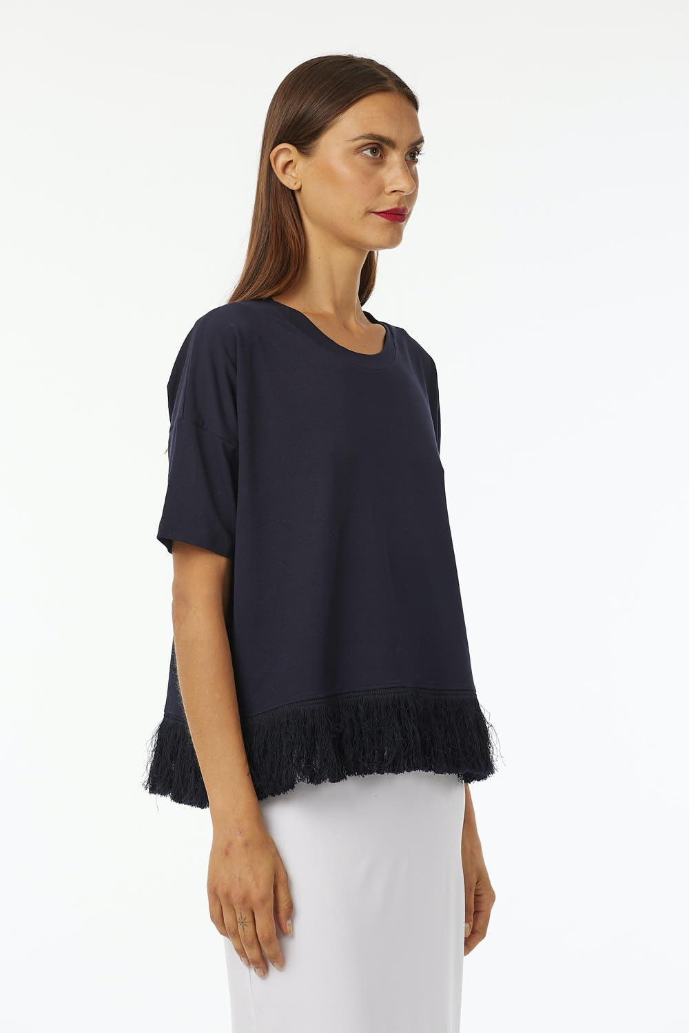 Crew neck t-shirt in Stretch viscose jersey with short sleeves and 100% cotton fringes at bottom. Regular vestibility.