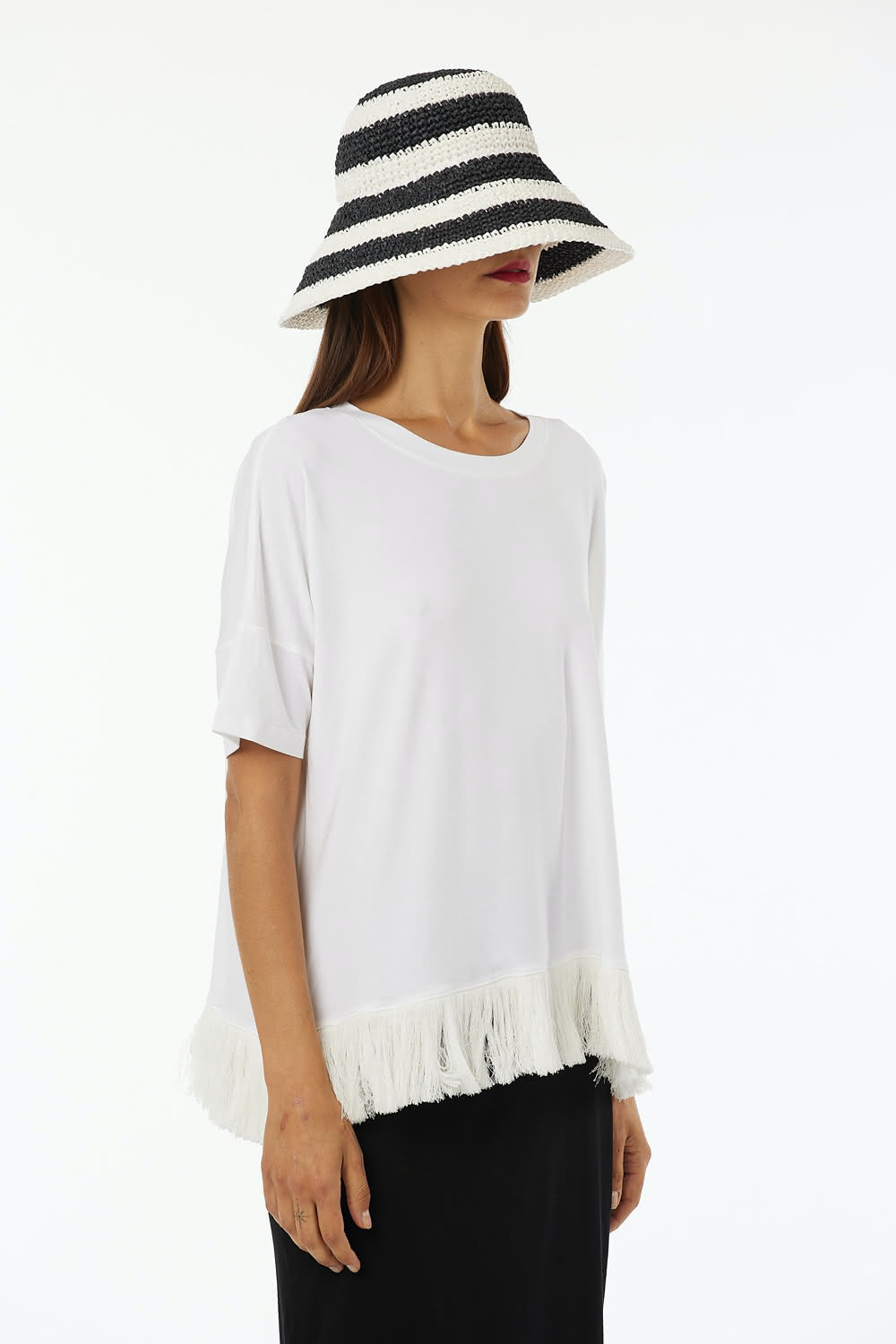 Crew neck t-shirt in Stretch viscose jersey with short sleeves and 100% cotton fringes at bottom. Oversize vestibility.