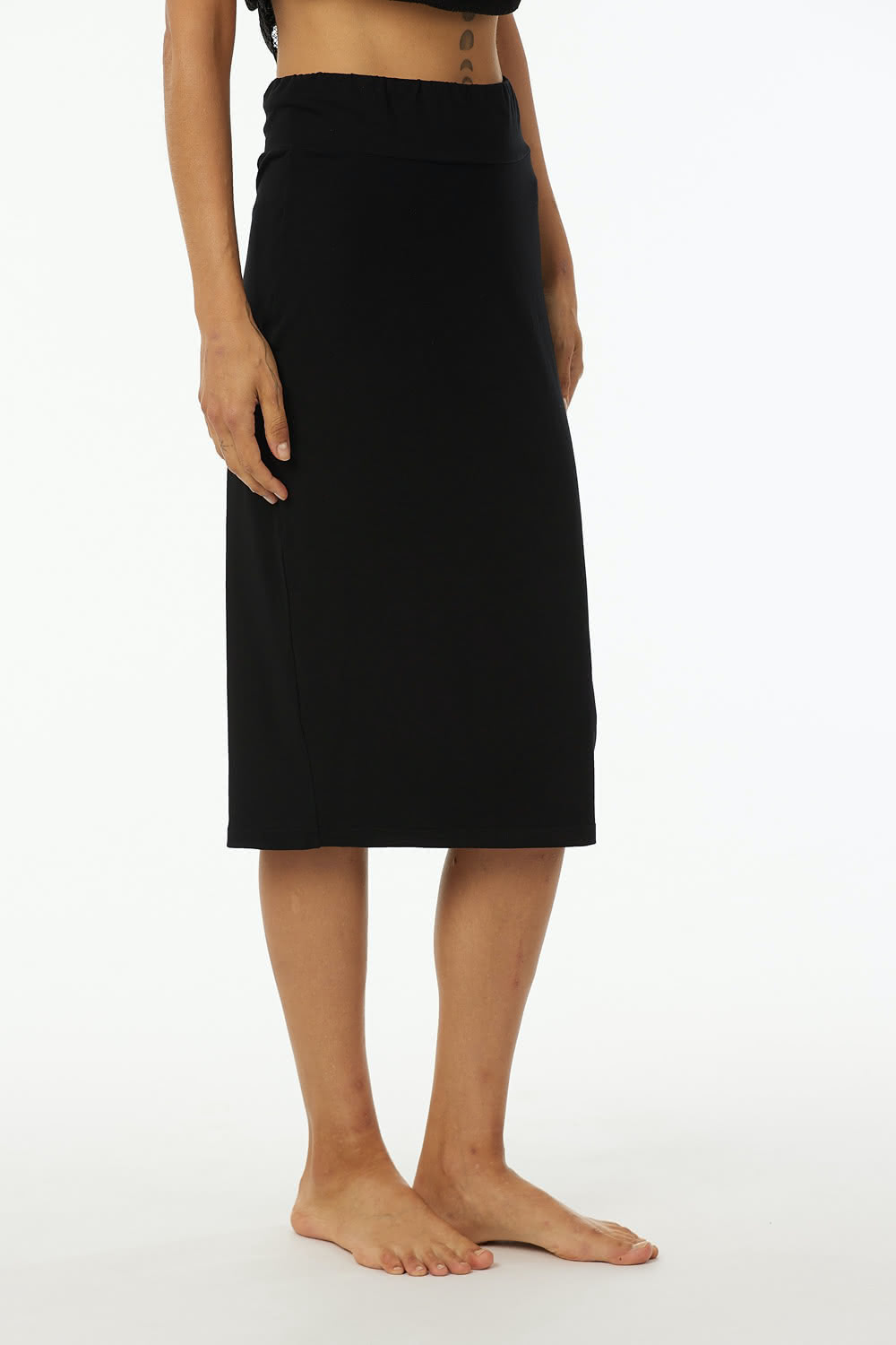 Tubular skirt in viscose stretch jersey length under knee.