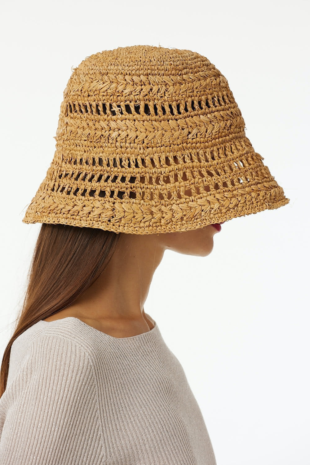 Raffia hat with possibility to change measure from the interior.