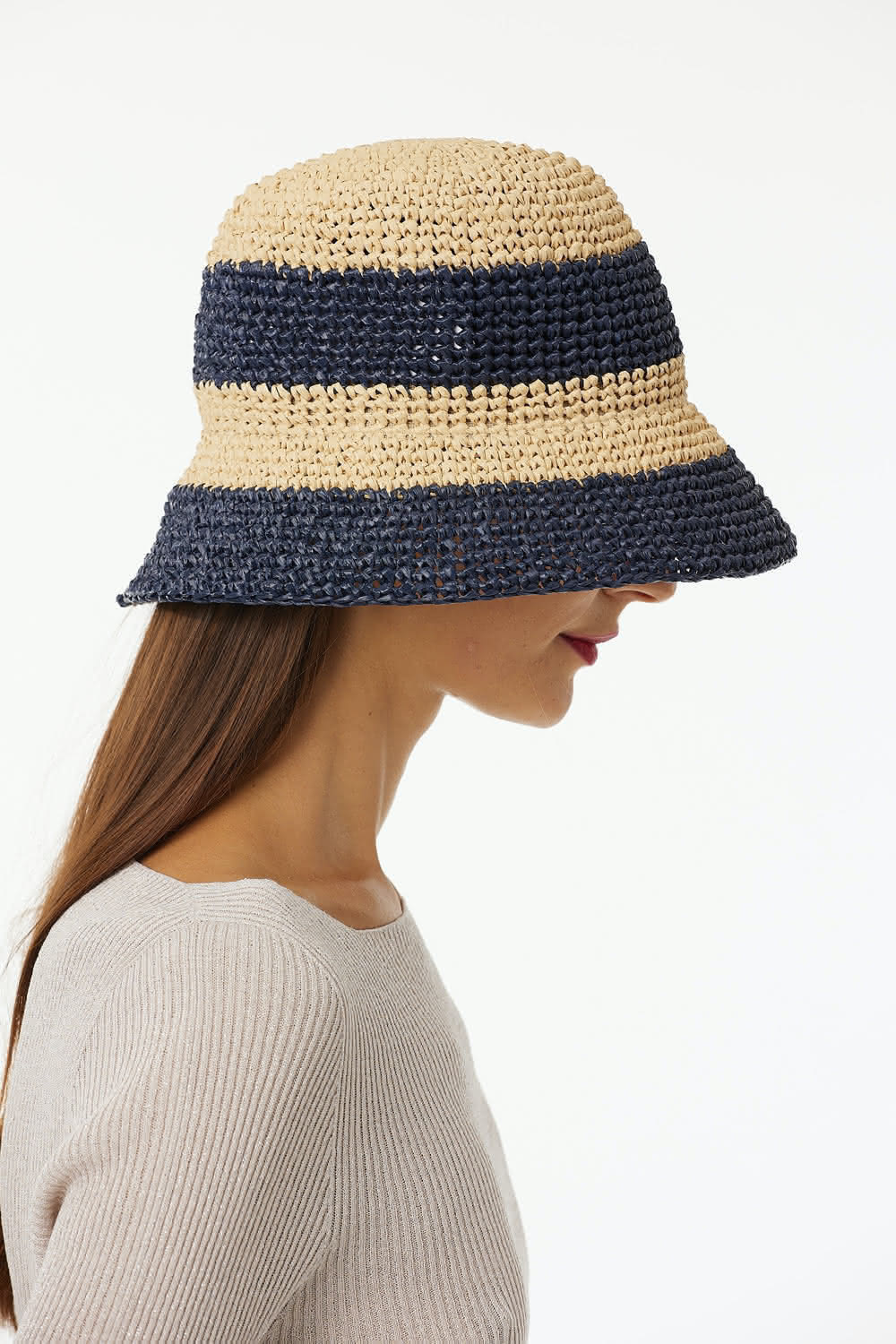 Striped straw hat with possibility to change measure from the interior.